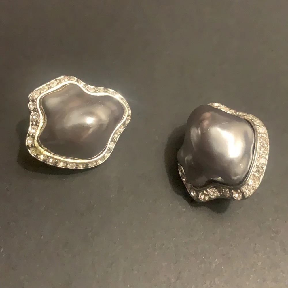 Kenneth Jay Lane pearl Vintage Deco Inspired Mabé Pearl Earrings clip earings - Picture 8 of 13